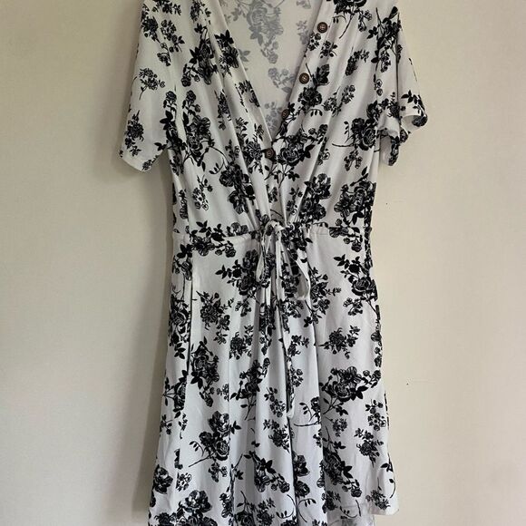 Black and White Flutter Sleeve Wrap Sundress - Picture 2 of 8